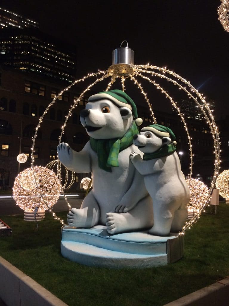 2 ours polaires avec des tuques de Noël vertes