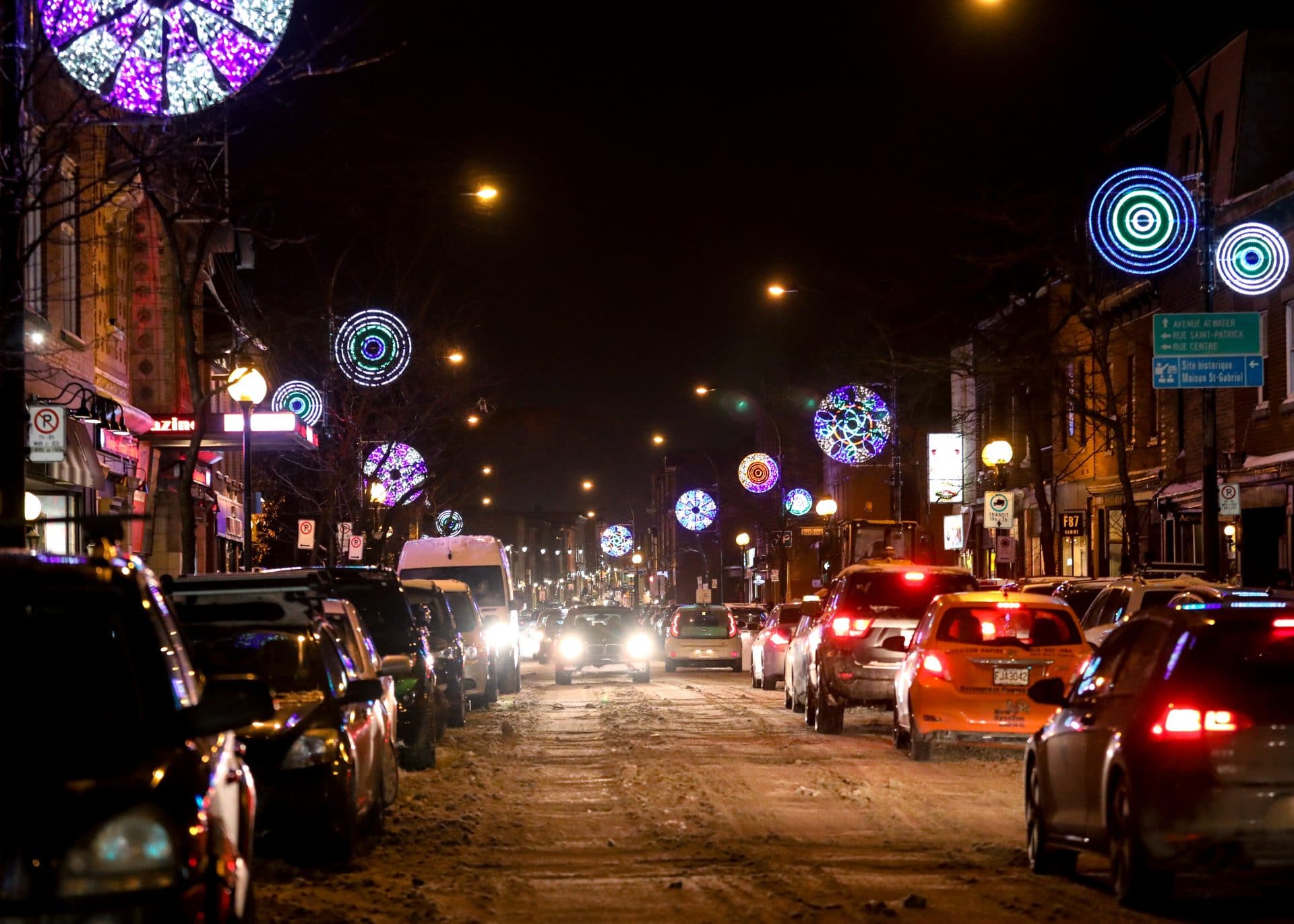 décors circulaires lumineux dans une rues 